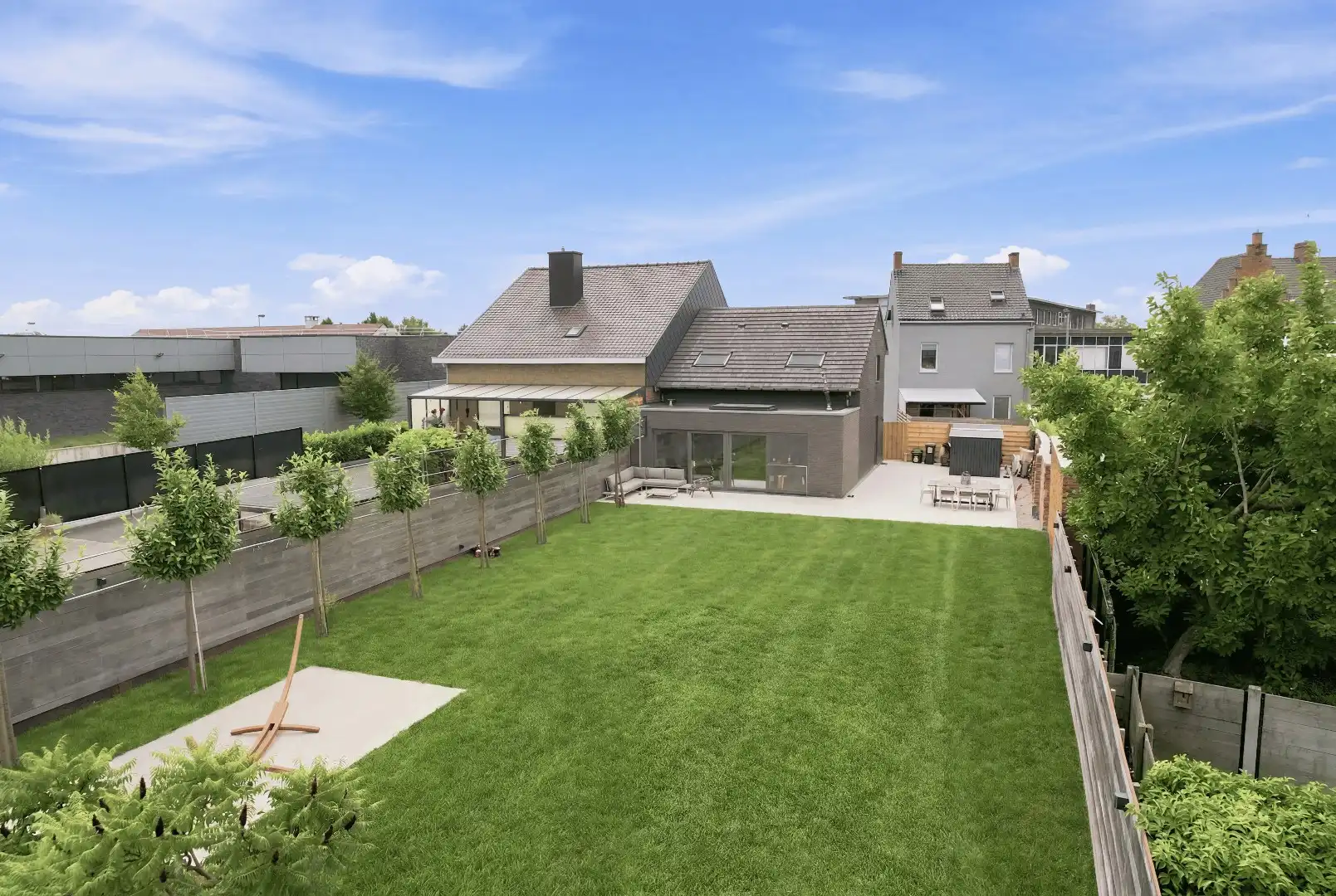 Welkom in de Wezestraat 1B te Ardooie, een energiezuinige woning met EPC-label A en een prachtige tuin.  foto {{pictureIndex}}