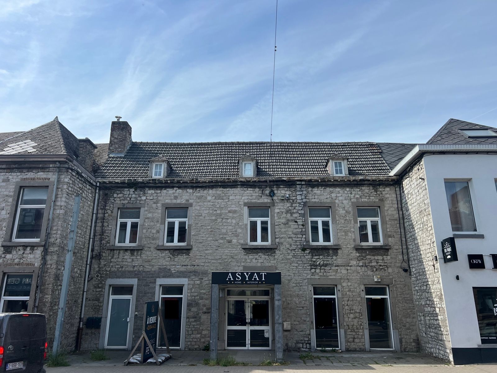 Opbrengsteigendom: Handelsgelijkvloers + 2 appartementen te koop te Bouge. foto {{pictureIndex}}