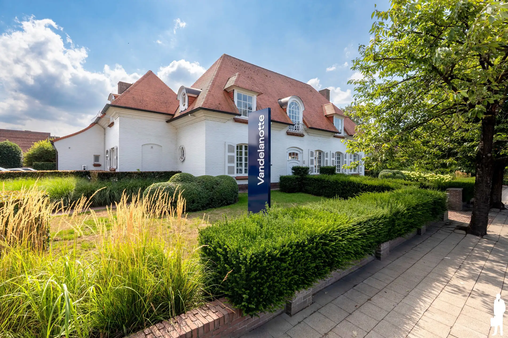 Stijlvol kantoorgebouw met tuin en 9 parkeerplaatsen foto {{pictureIndex}}