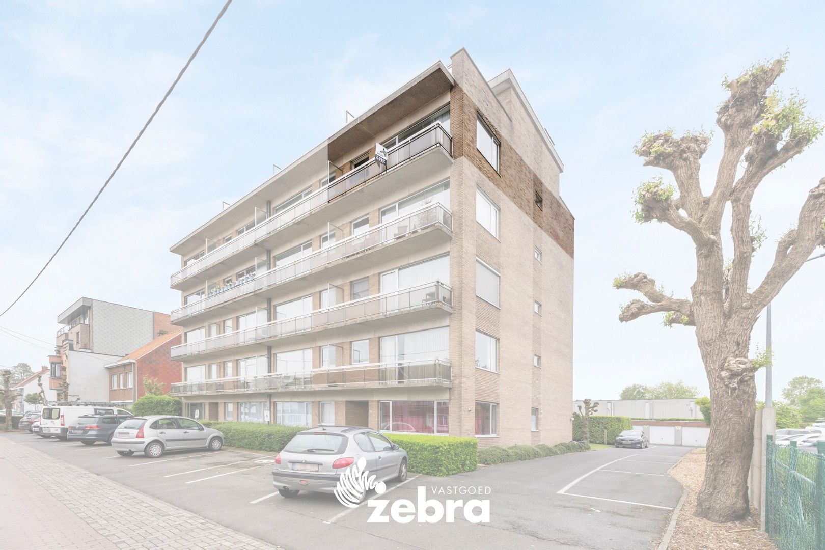 Hoofdfoto van de publicatie: Licht op te frissen appartement op een centrale ligging te Roeselare!