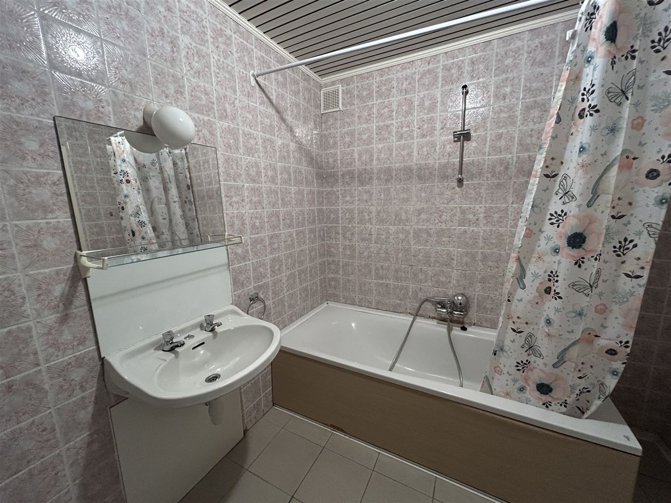 Ruim appartement met 3 slaapkamers en garagebox, gelegen in een rustige, kindvriendelijke omgeving. foto 6