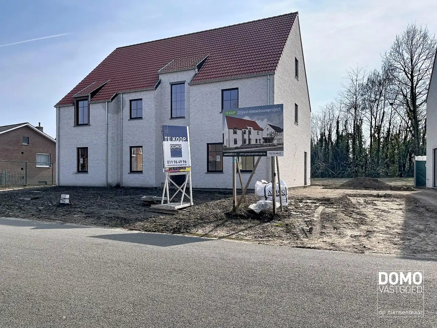 ENERGIEZUINIGE HALFOPENBEBOUWING MET 3 SLAAPKAMERS TE KERMT foto {{pictureIndex}}