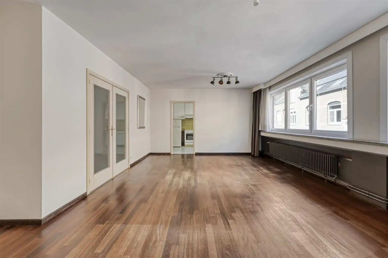 Prachtig ruim appartement met 3 slaapkamers en autostaanplaats gelegen in het hart van Maaseik.  foto 2