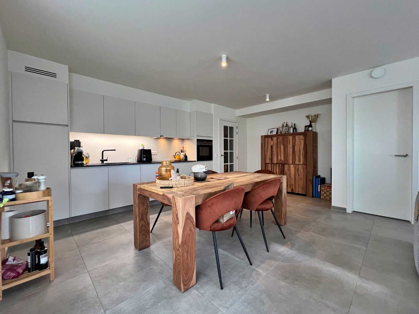 Gelijkvloers 2-slaapkamer appartement met terras, carport en staanplaats foto 6
