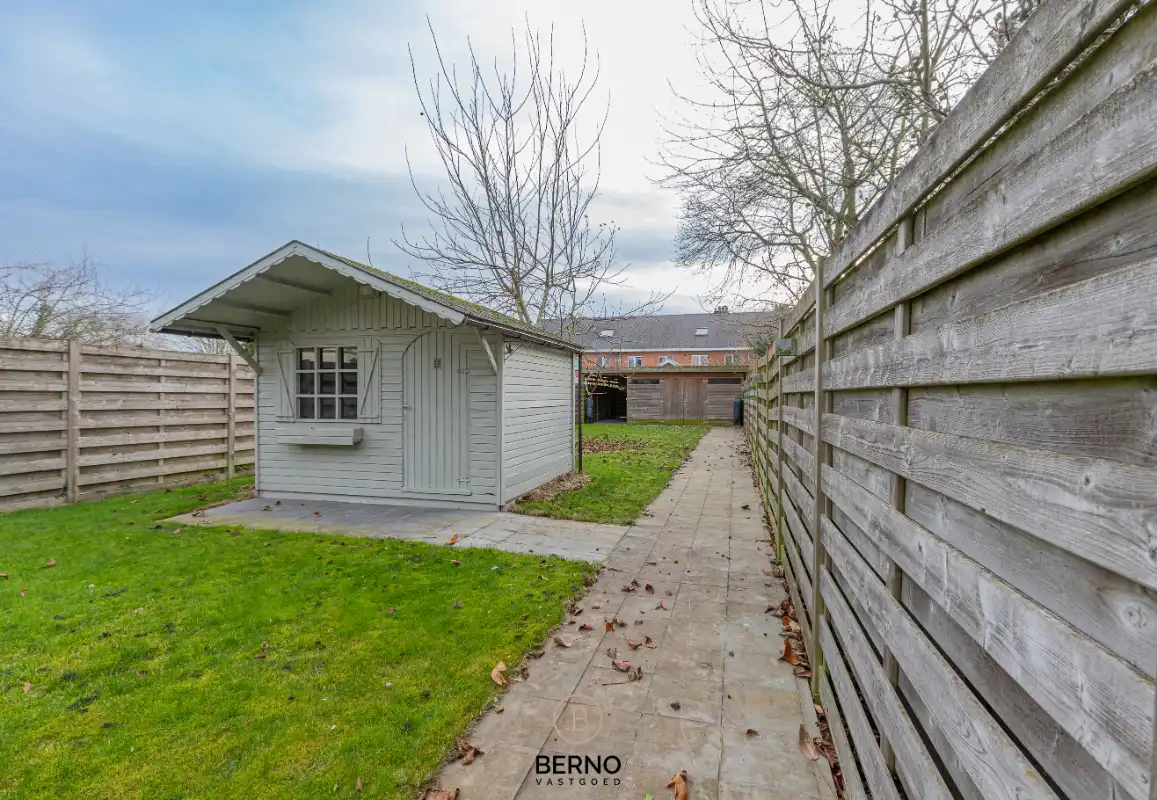 Building met praktijkruimte en 2 appartementen op commerciële locatie foto 24