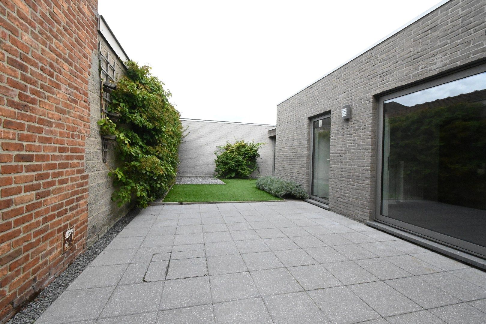 Halfopen bebouwing met tuin gelegen aan de rand van het centrum foto 25
