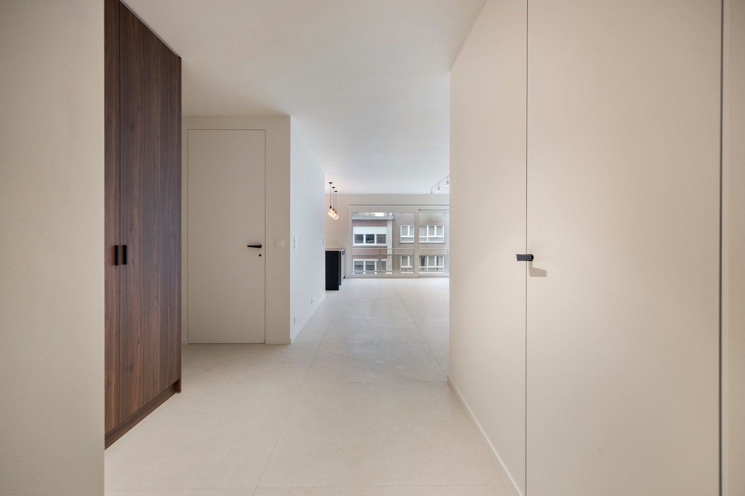 Volledig vernieuwd APP (110m2) met 2 slks, bureau, ruim terras en inpandige parkeerplaats! foto 2