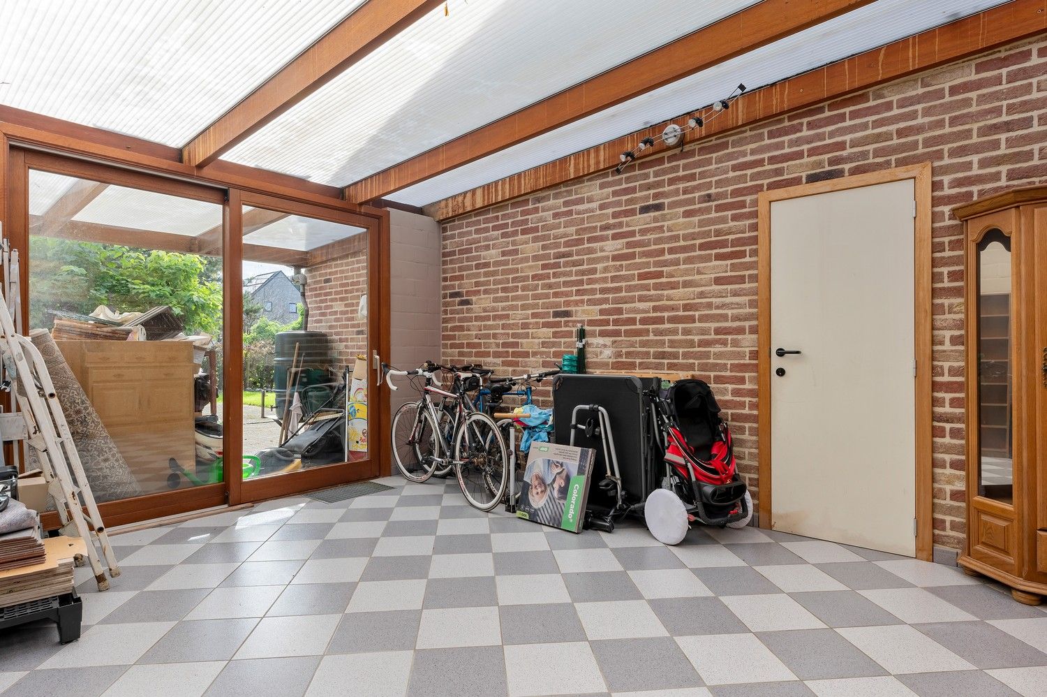 Licht op te frissen gezinswoning met vier slaapkamers, tuin en garage. foto 15