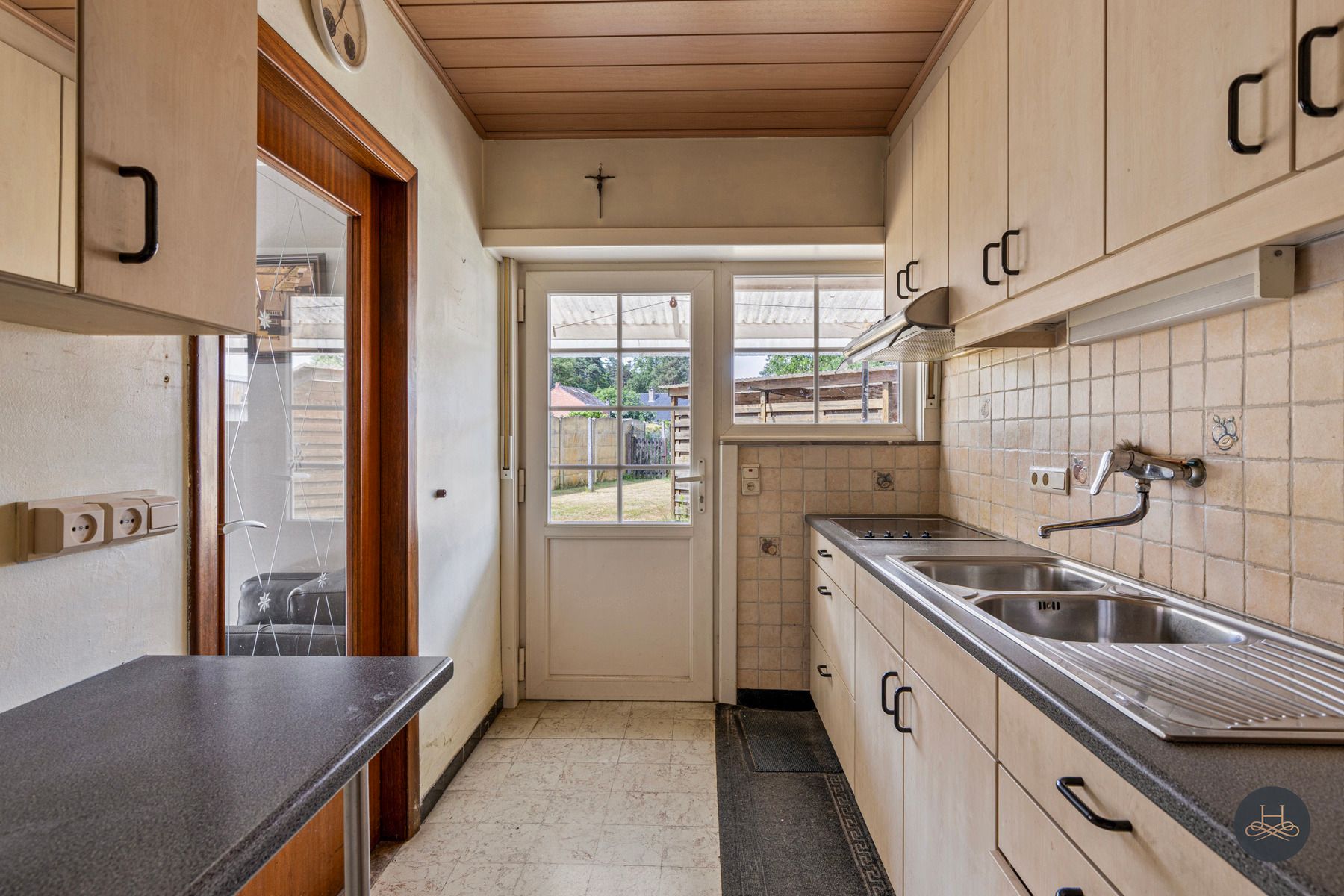 Ruime te renoveren woning met grote tuin en veel parking foto 15