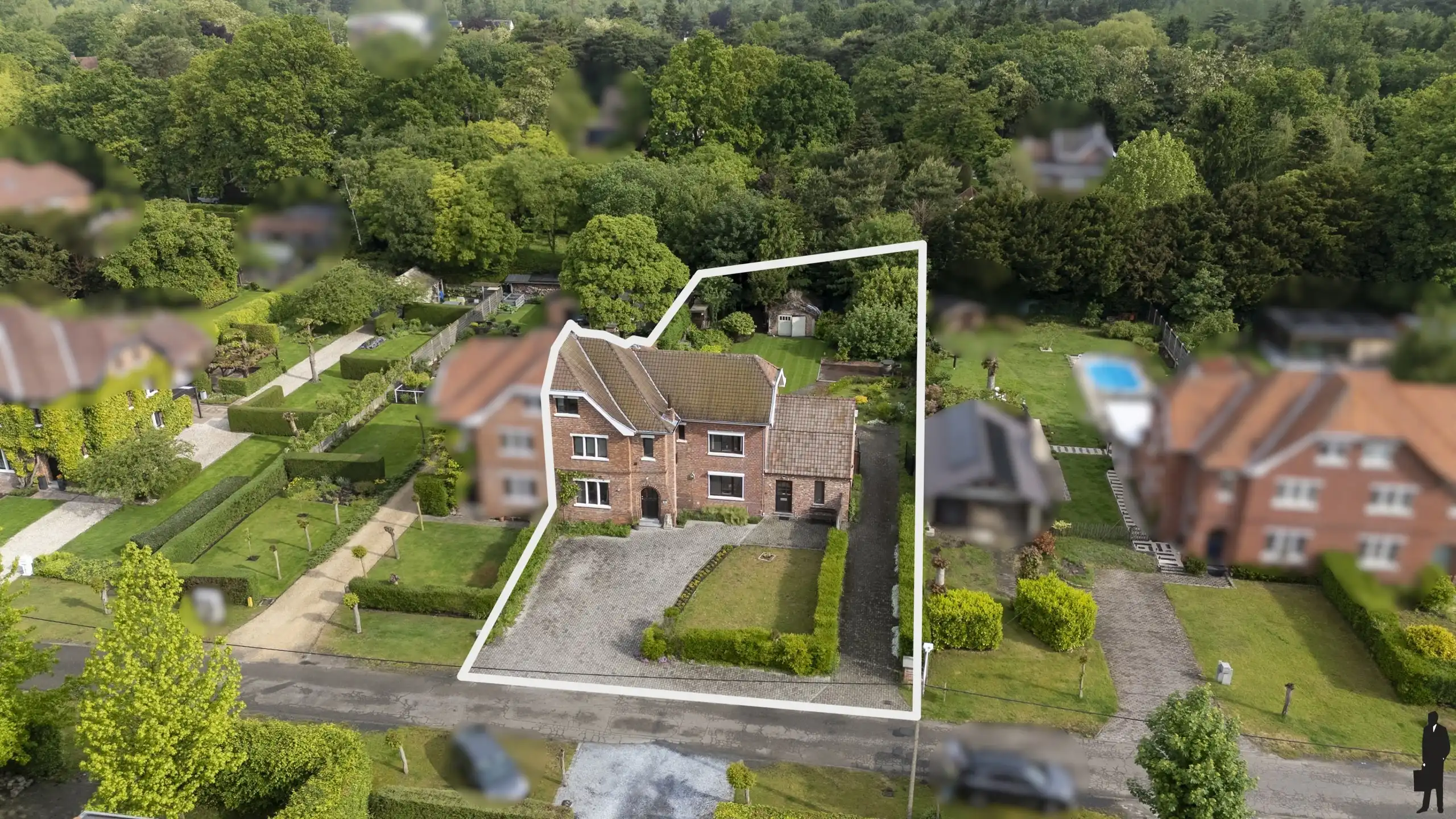 Charmante, zeer ruime, gerenoveerde ingenieursvilla in groen foto {{pictureIndex}}