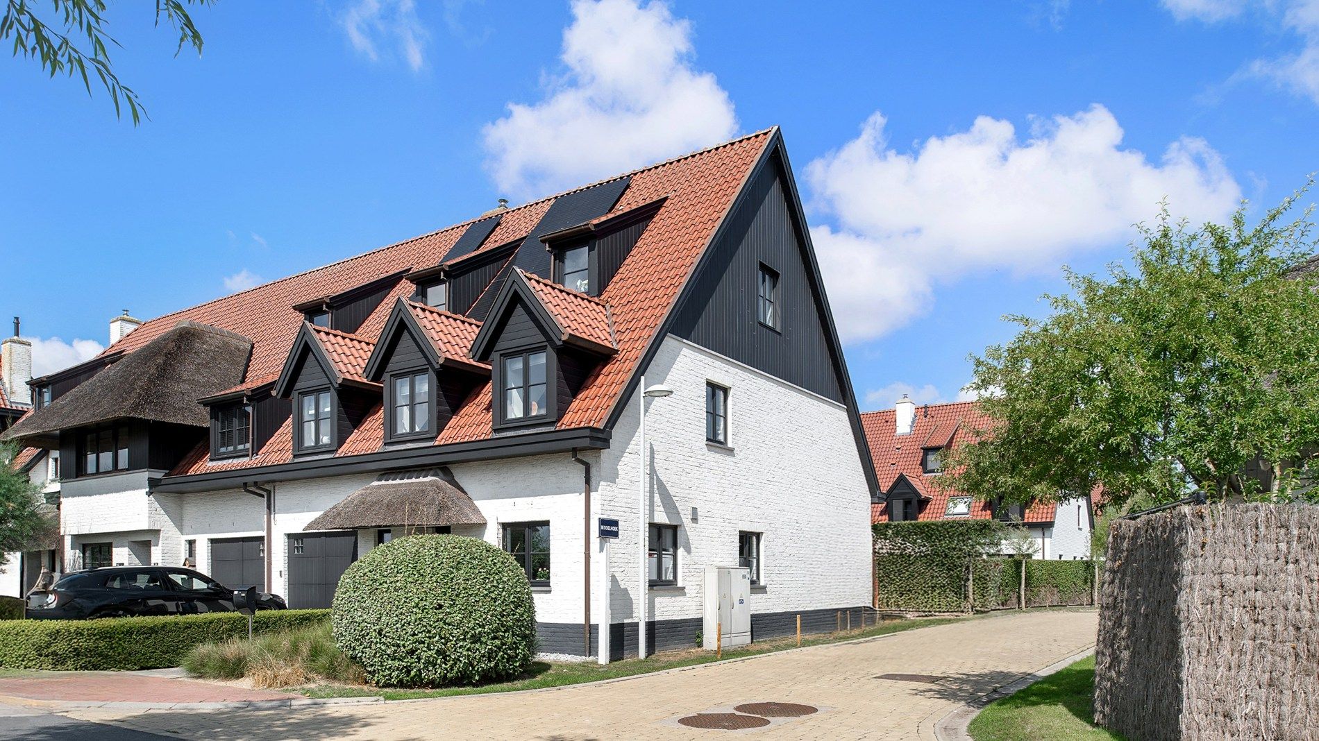 Recente hoekwoning met vijf kamers te Knokke foto {{pictureIndex}}