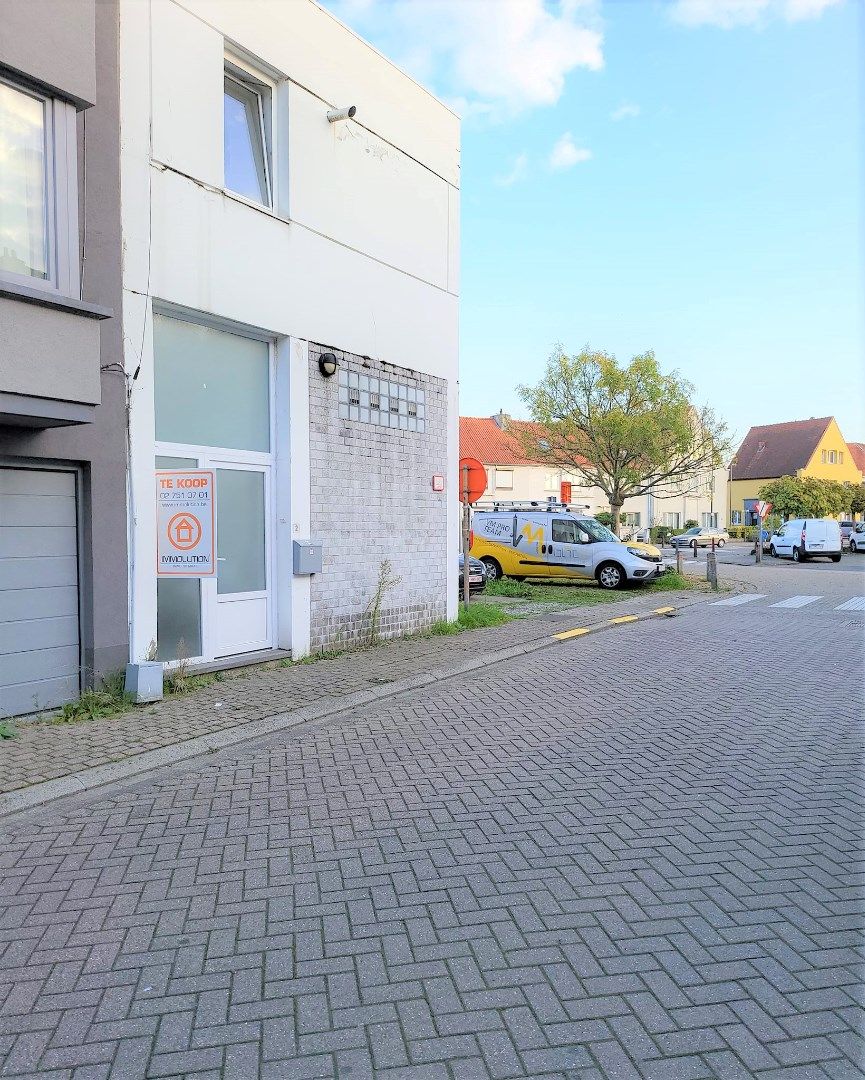 Commercieel gelijkvloers + appartement. foto 3
