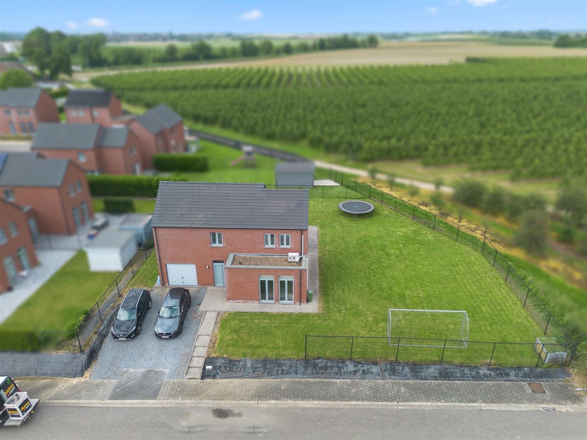 GEZELLIGE INSTAPKLARE GEZINSWONING MET 3 SLKS EN GARAGE IN HET LANDELIJKE JEUK foto 3