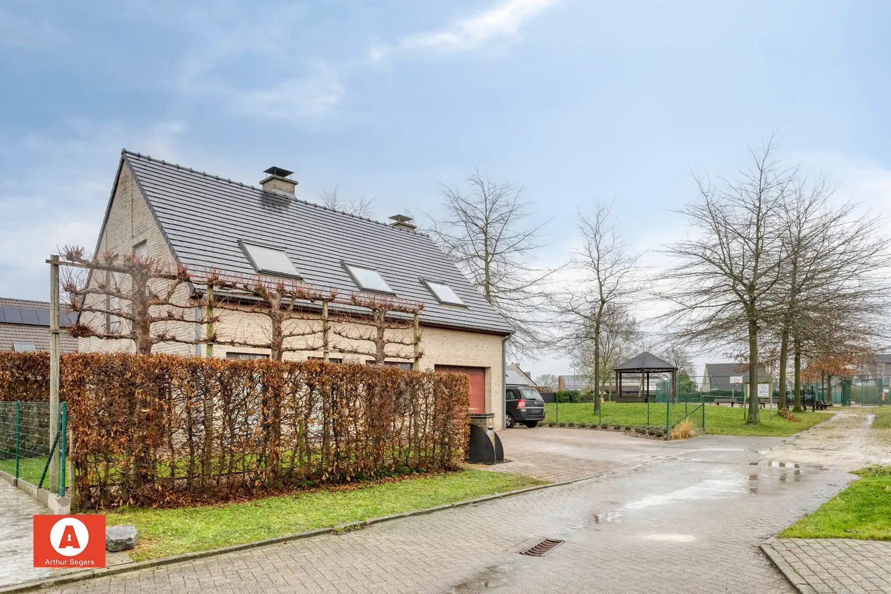 Open bebouwing in een doodlopende straat. foto 3