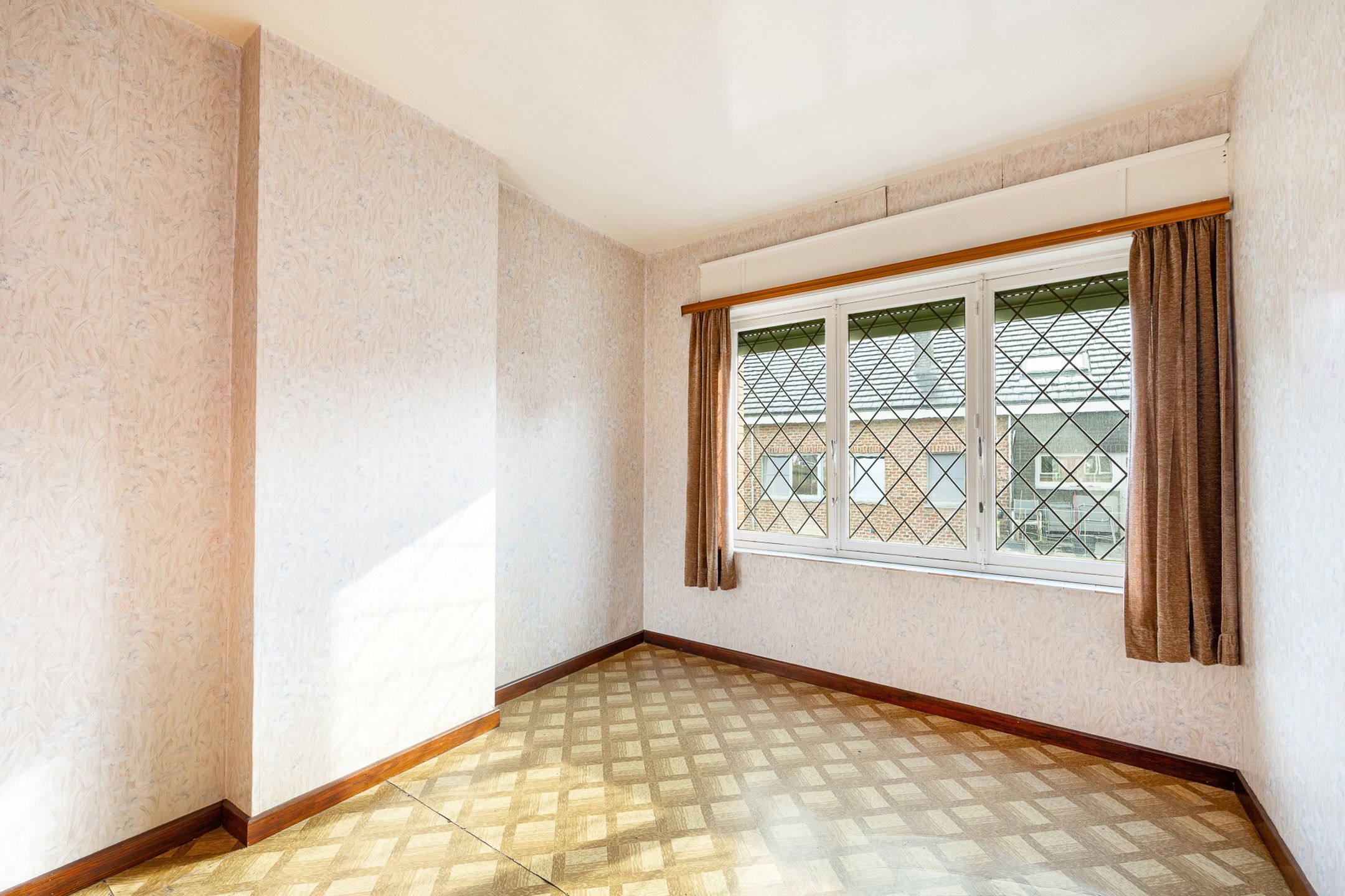 te renoveren 3-gevel woning met tuin foto 9