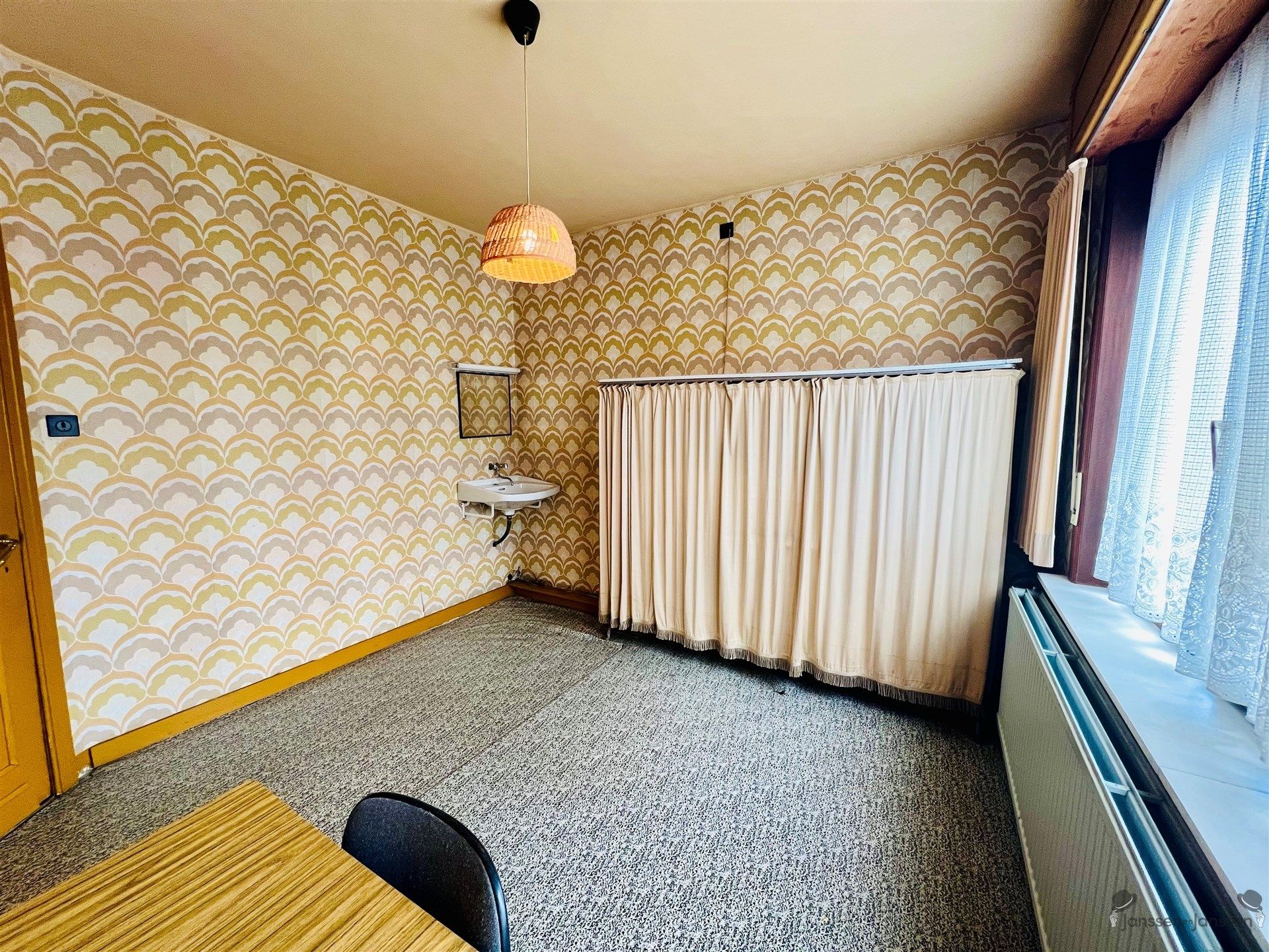 Te renoveren halfopen bebouwing met garage foto 8