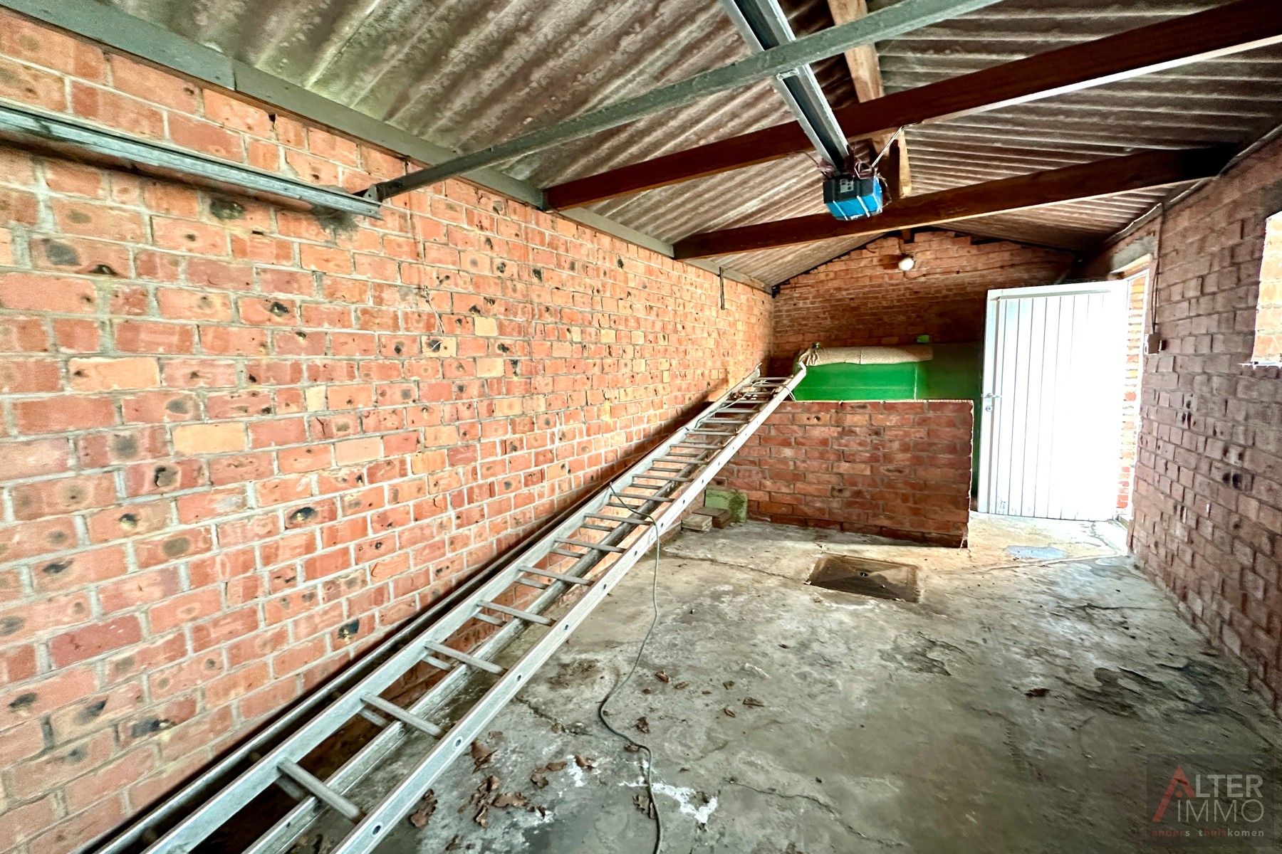 Te renoveren woning uit 1949 met achterbouw en garage op een hoekperceel van 5a 24ca. Deze open bebouwing ligt in een residentiële buurt. foto 22