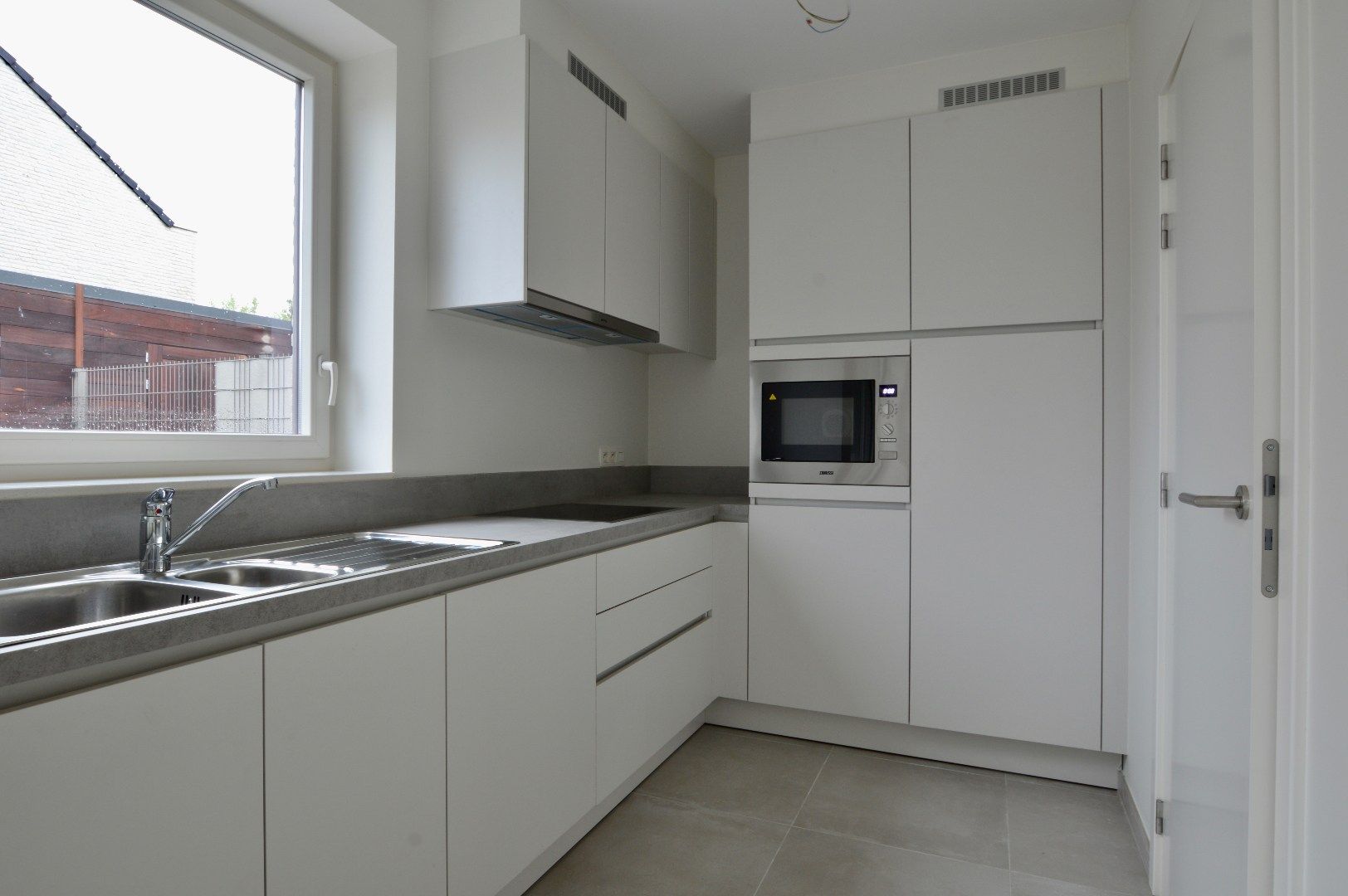 Prachtige nieuwbouwwoning in volledig aangelegd woonerf met 3 slaapkamers, zongericht terras en tuin foto 3