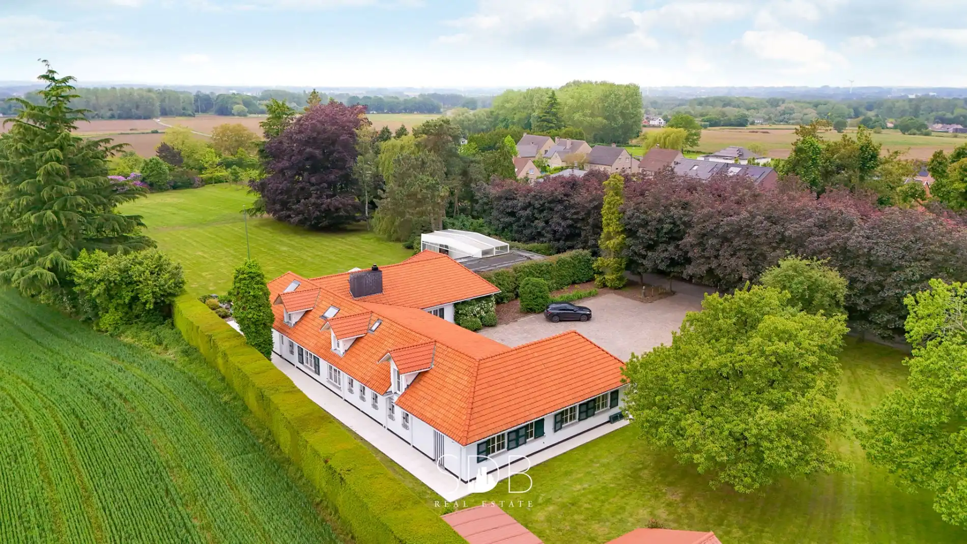 Prachtige villa met zwembad, paardenstallen, paddock en grasland op 1,3HA foto 4