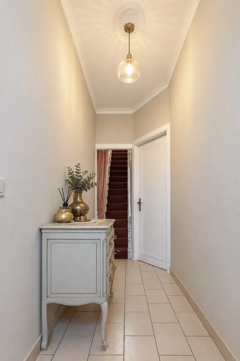 Te renoveren, centraal gelegen woning met 2 slaapkamers (4 mogelijk), tuin en oprit. foto 4