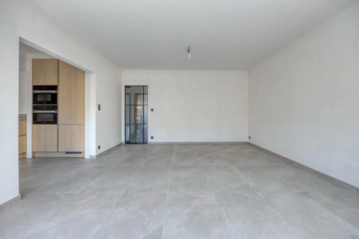 Luxueus, volledig gerenoveerd appartement met 3 slaapkamers, autostaanplaats en kelder foto 4