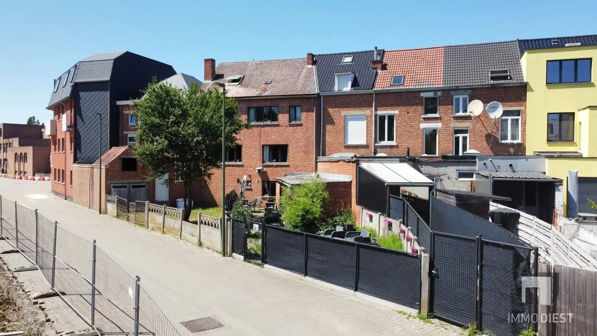 Te renoveren woning met 3 slaapkamers, 2 garages en tuin in Diest foto 7