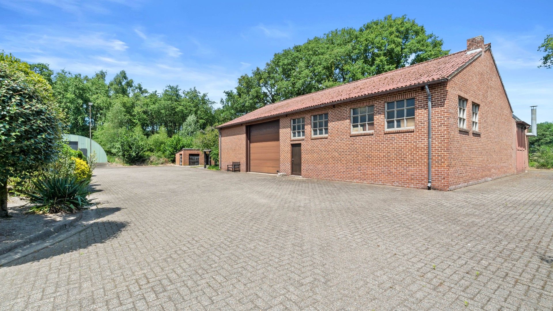 Open bebouwing met 3 hangars op 1h 81ca op een rustige en unieke ligging foto 10