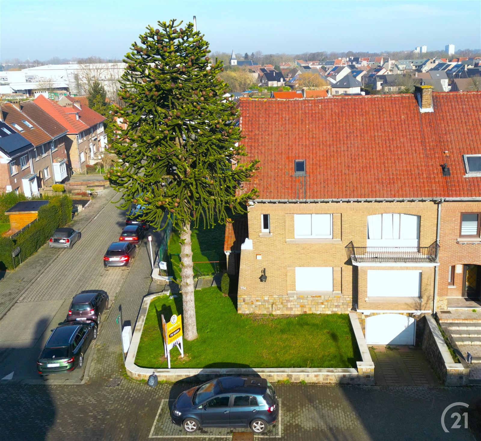 Karaktervolle driegevel villa met grote garage foto 41