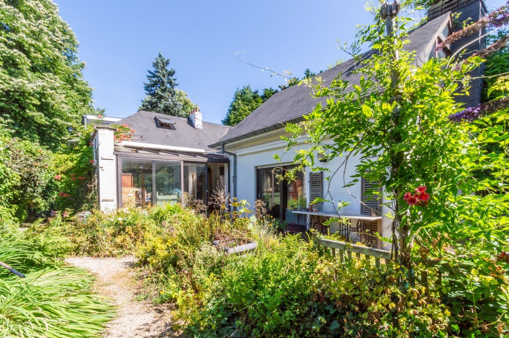 VOLLEDIG TE RENOVEREN VILLA MET 4 SLP, GARAGE & ZUID-TUIN! foto {{pictureIndex}}