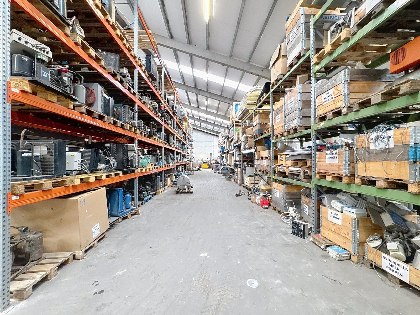 Instapklaar MAGAZIJN (1.250m²), voorzien van 3 elektrische sectionaalpoort, smeerput en verhard terrein (voor- en achterkant) op industriezone te Gistel. foto 6