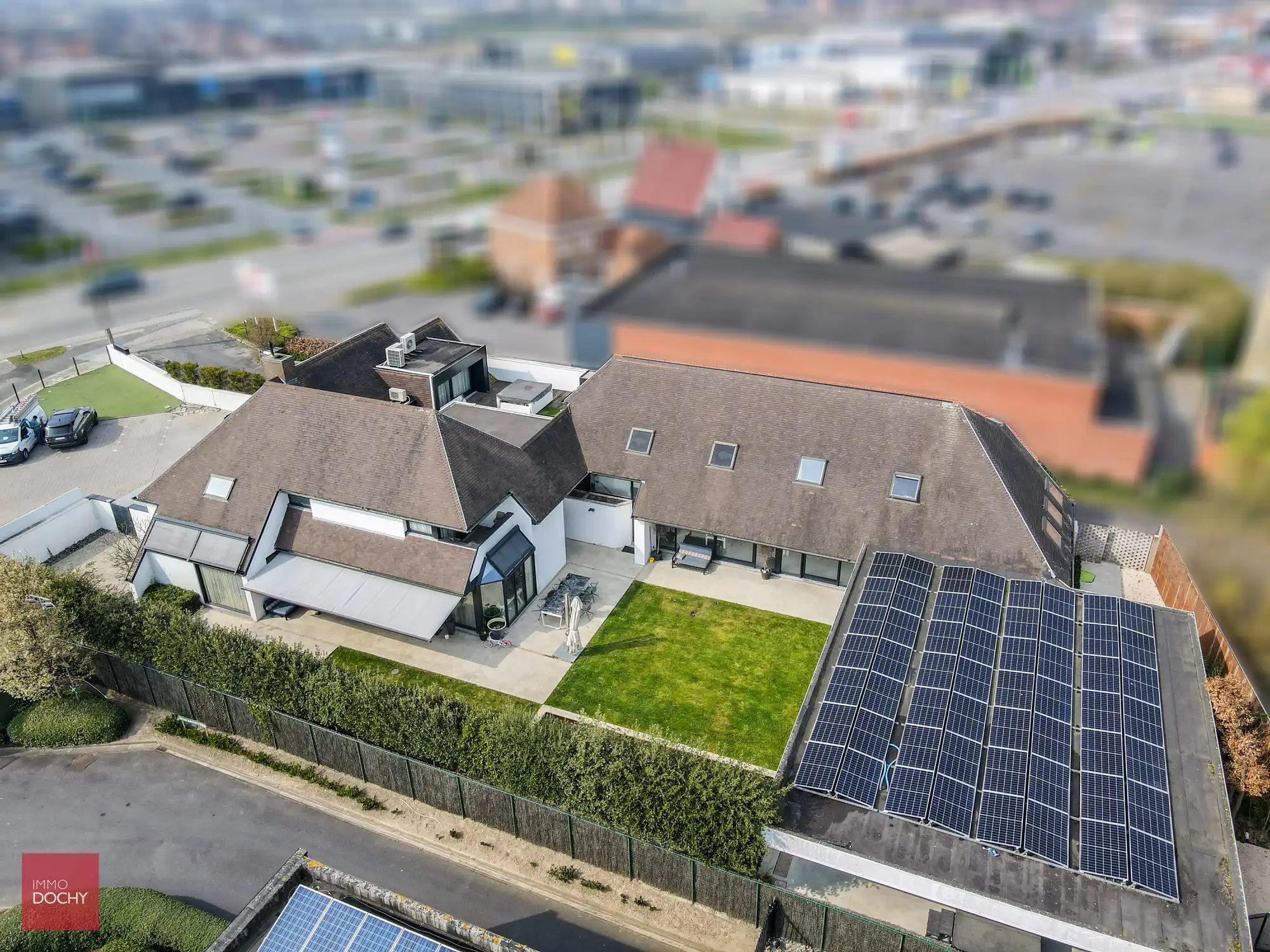 Commercieel gelegen kantoorcomplex met privé-woonst (villa) foto 26