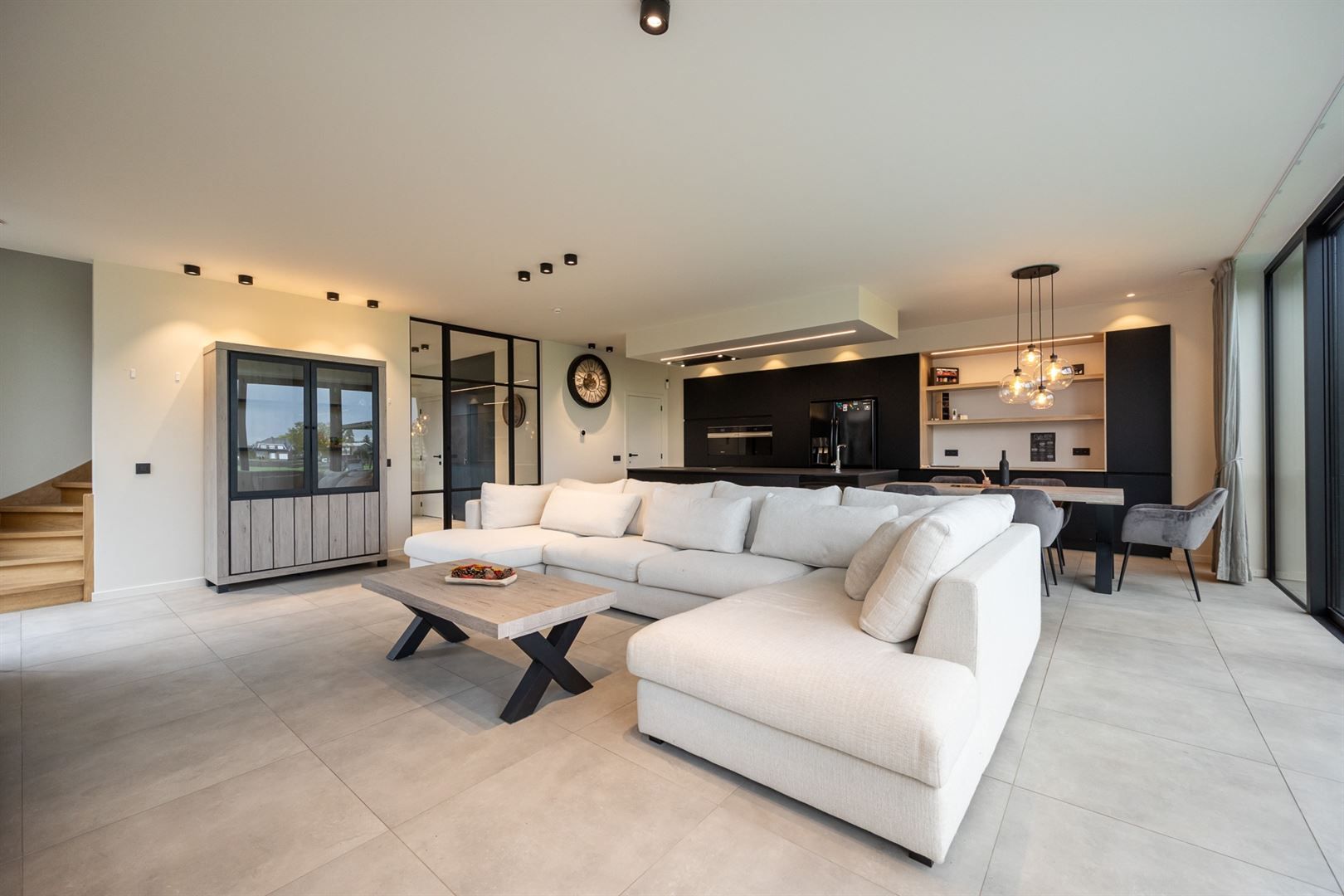 Moderne gezinswoning met open zicht foto 4