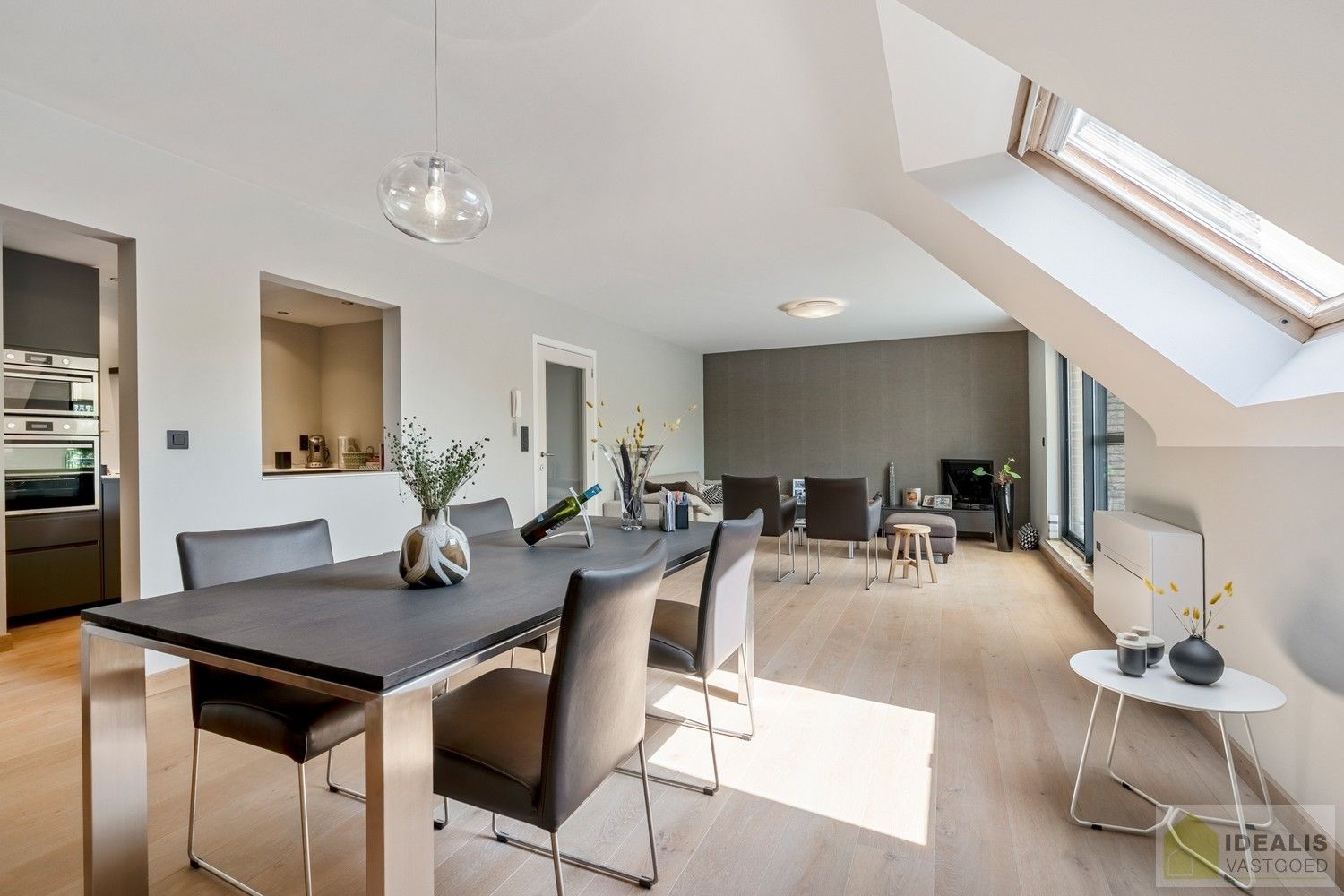 DEALIS VASTGOED – INSTAPKLAAR APPARTEMENT MET 2 SLAAPKAMERS, LICHTRIJKE LEEFRUIMTE, BADKAMER, GOED UITGERUSTE KEUKEN, GARAGEBOX EN AUTOSTAANPLAATS OP EEN UITERST GUNSTIGE LOCATIE AAN DE RAND VAN HET CENTRUM VAN PELT! foto 17