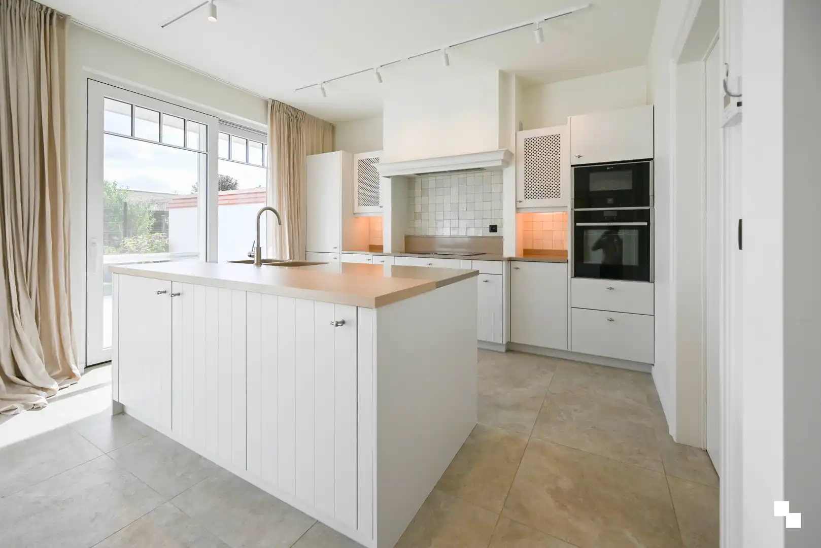 Gemeubelde high-end woning in rustige buurt in Waregem foto 5