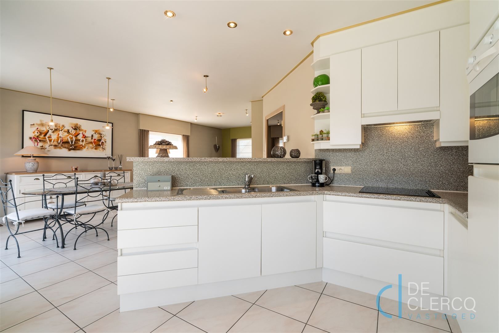 Vrijstaande woning met prachtige lounge en tuin te koop!  foto 8