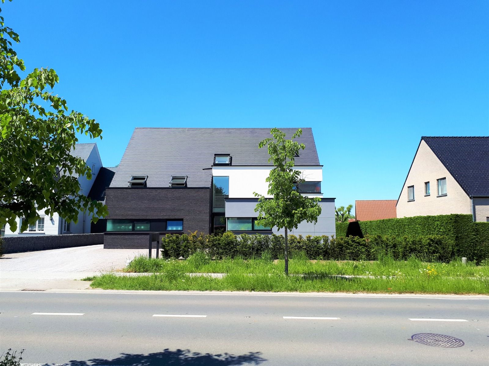 2 slaapkamerappartement met terras en 2 autostaanplaatsen foto {{pictureIndex}}