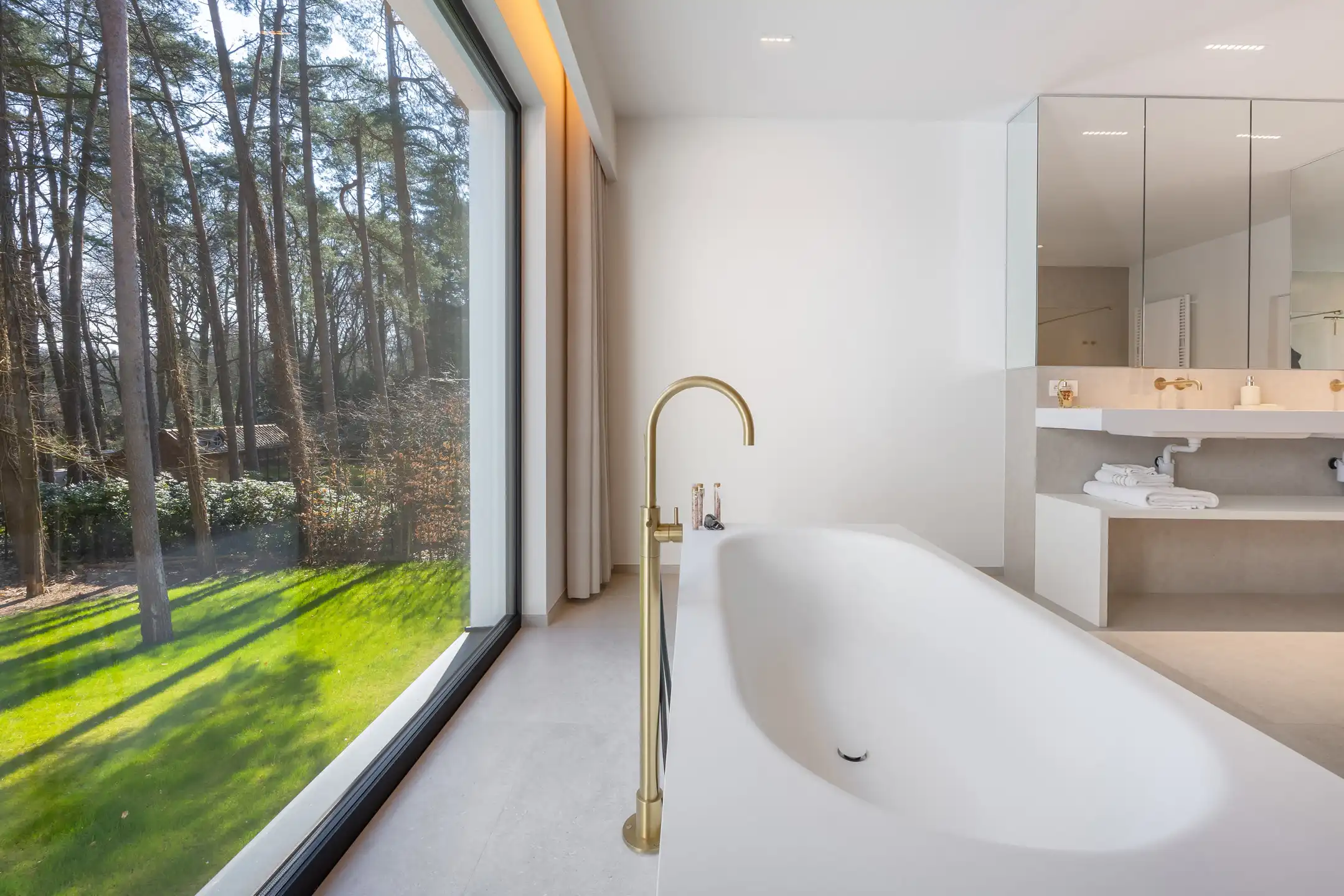 Exclusieve moderne villa met panoramisch zicht op groen foto 22