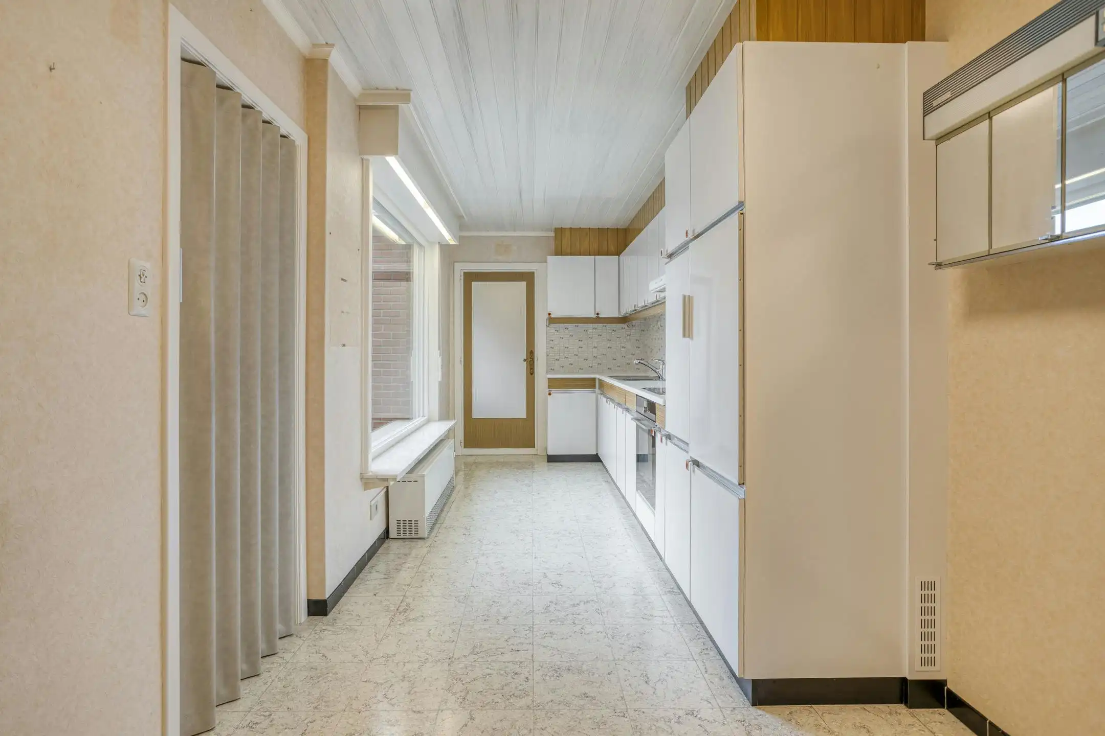 Te renoveren statige woning met royale tuin in Ardooie foto 11