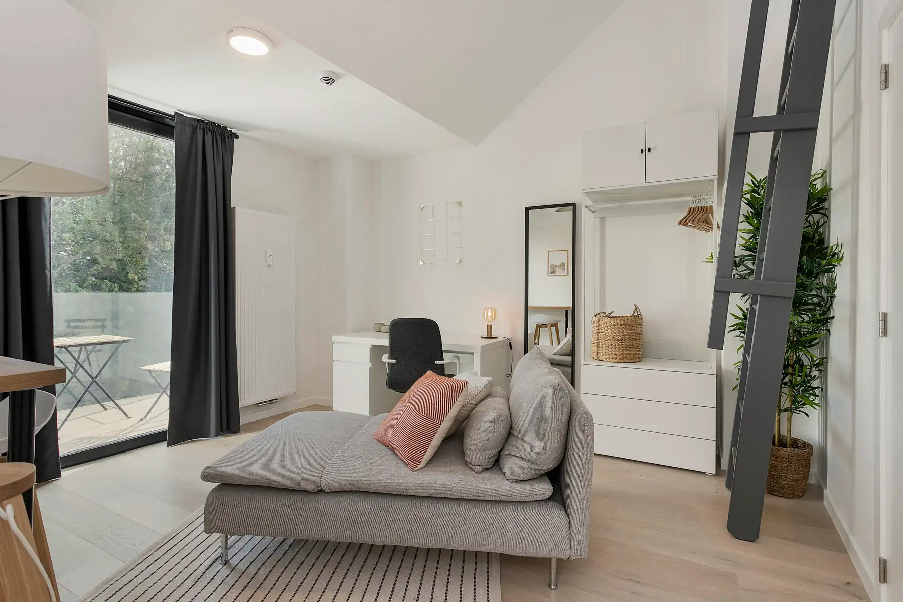 Luxe duplexkamer met eigen sanitair en terras foto {{pictureIndex}}