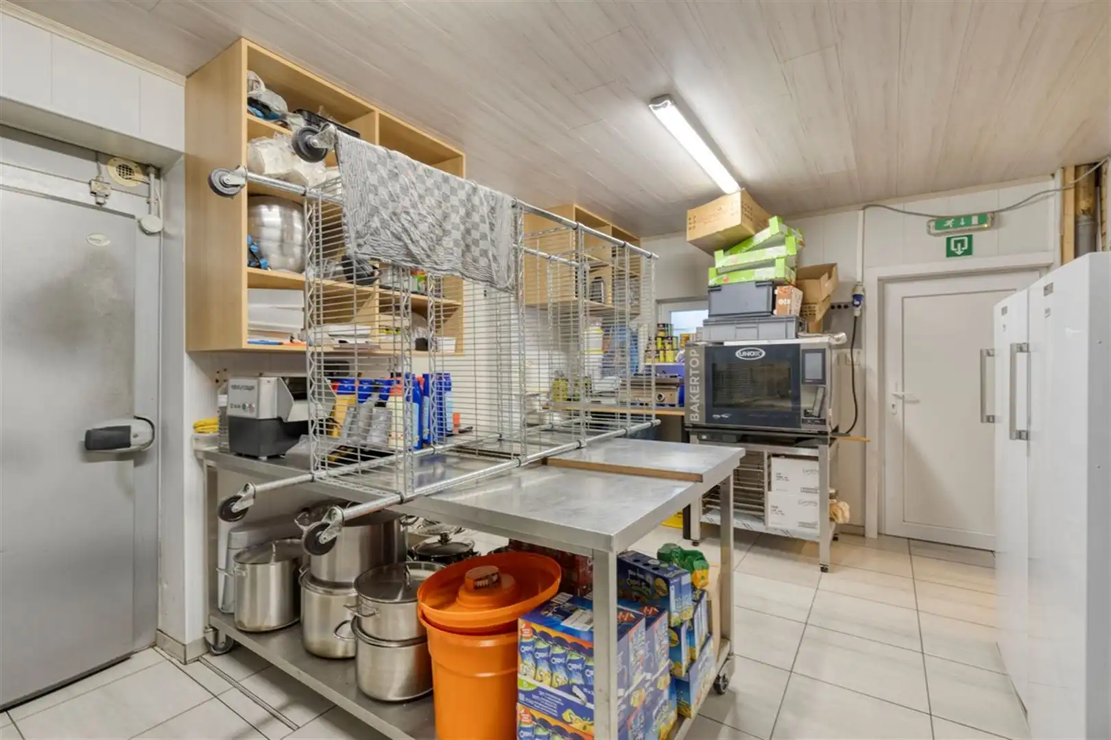 Goeddraaiende broodjeszaak met woning op toplocatie. foto 14