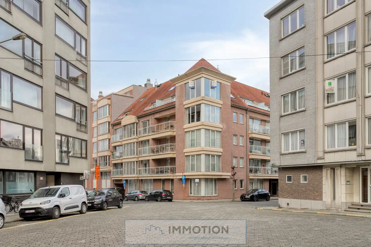 Ruim instapklaar appartement met 2 slaapkamers in centrum Kortrijk vlakbij de Leie - BEZOEK op 14 of 15 februari foto {{pictureIndex}}