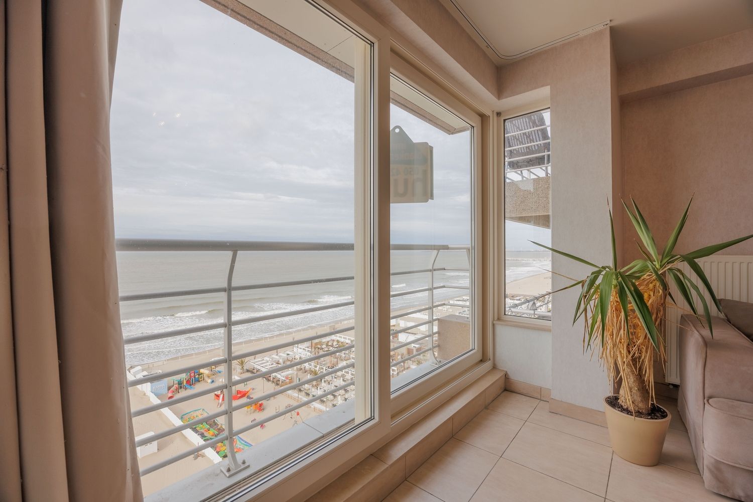 1 slaapkamerappartement met frontaal zeezicht op de zeedijk van Blankenberge foto 6