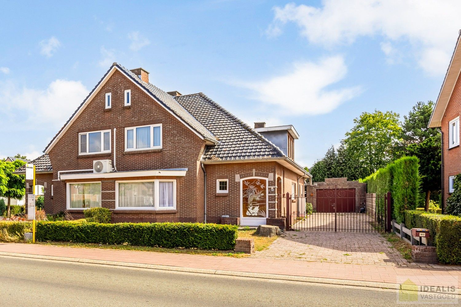 IDEALIS VASTGOED - Aangename karakterwoning op fijne locatie te Pelt. Deze woning omvat maar liefst +-143m² netto bewoonbare oppervlakte op een perceel van 4a 53ca met een ruime woonkamer, maar liefst 3 slaapkamers, badkamer, wasplaats, veranda en garage vlakbij de dorpskern van Boseind! Uiterst geschikt voor kandidaten op zoek naar een betaalbare woning op te frissen naar eigen wens. foto 2