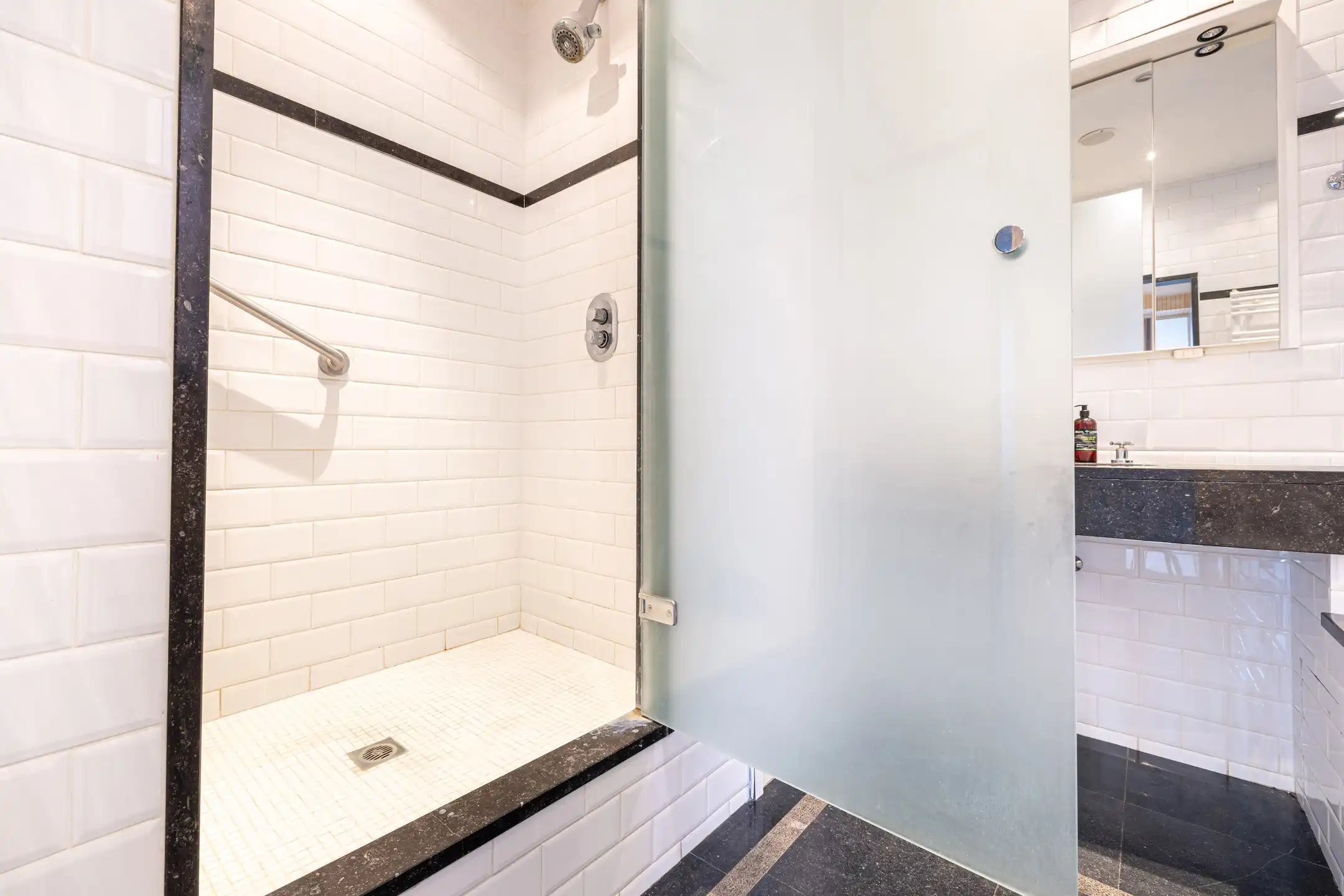 Ruim luxeappartement met uitzicht op Ter Kamerenbos foto 18