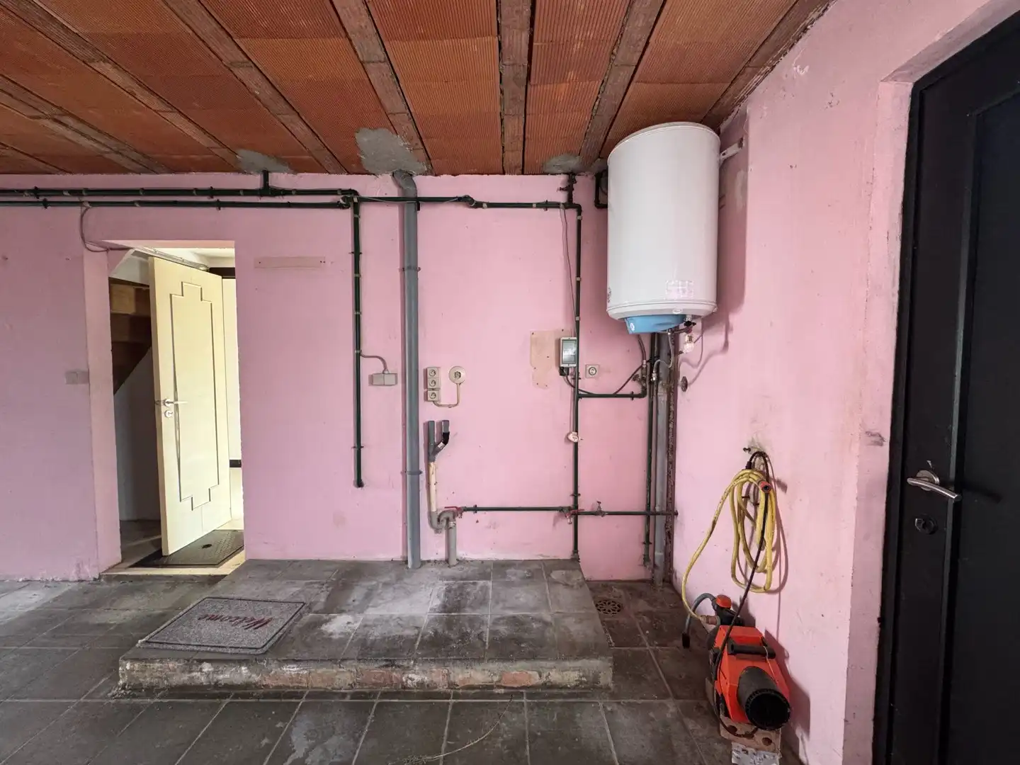 Te renoveren ruime gezinswoning met 5 slaapkamers op een rustige locatie te Heist. foto 8