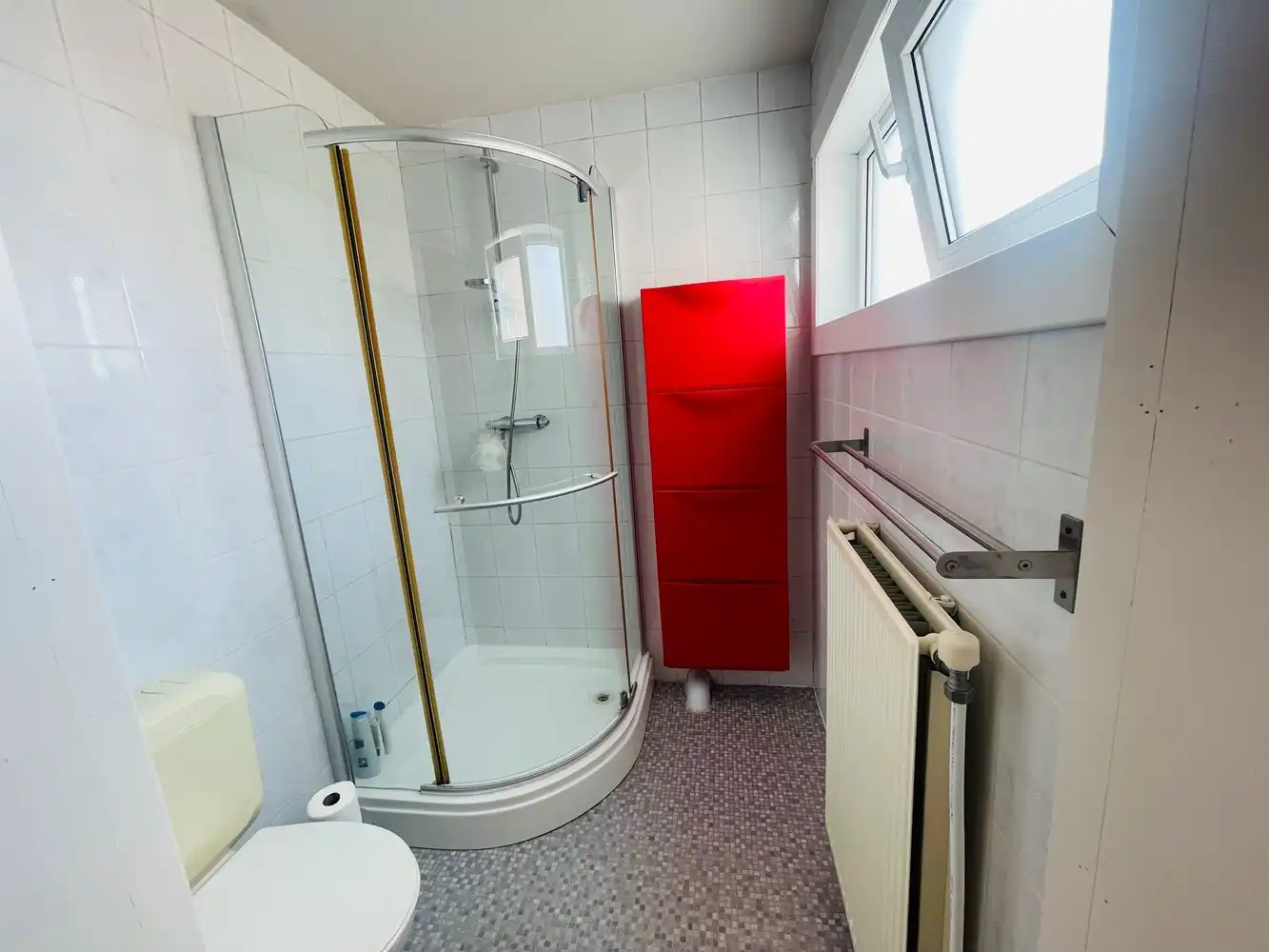 Assebroek, RUIME LICHTRIJKE INSTAPKLARE WONING met GROTE TUIN met  UITWEG+ OPRIT , mogelijkheid garage te bouwen,3 SLAAPKAMERS, Badkamer en douchekamer. foto 13