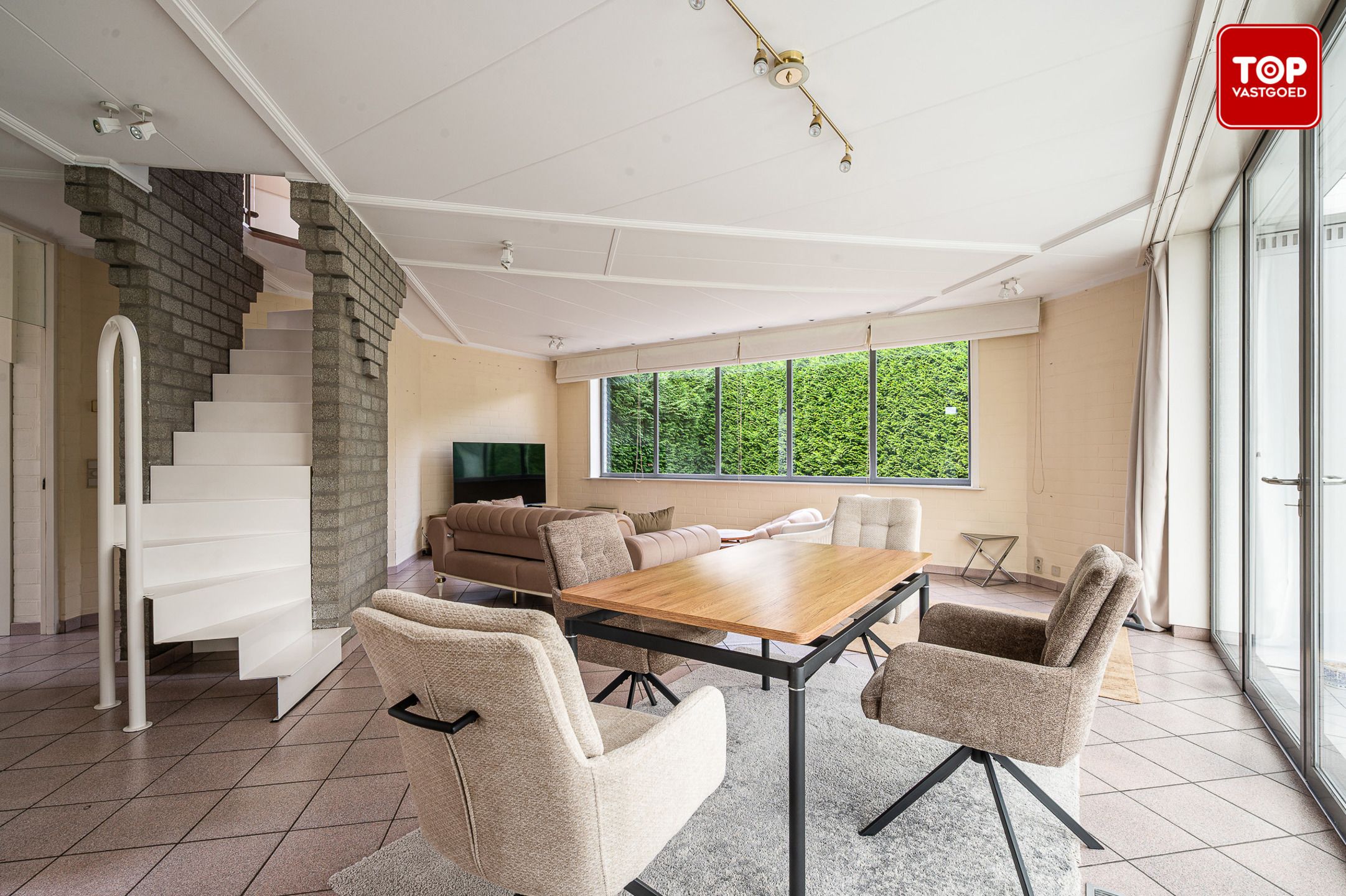 Open bebouwing een perceel van 690m² met mooie tuin en garage.  foto 5