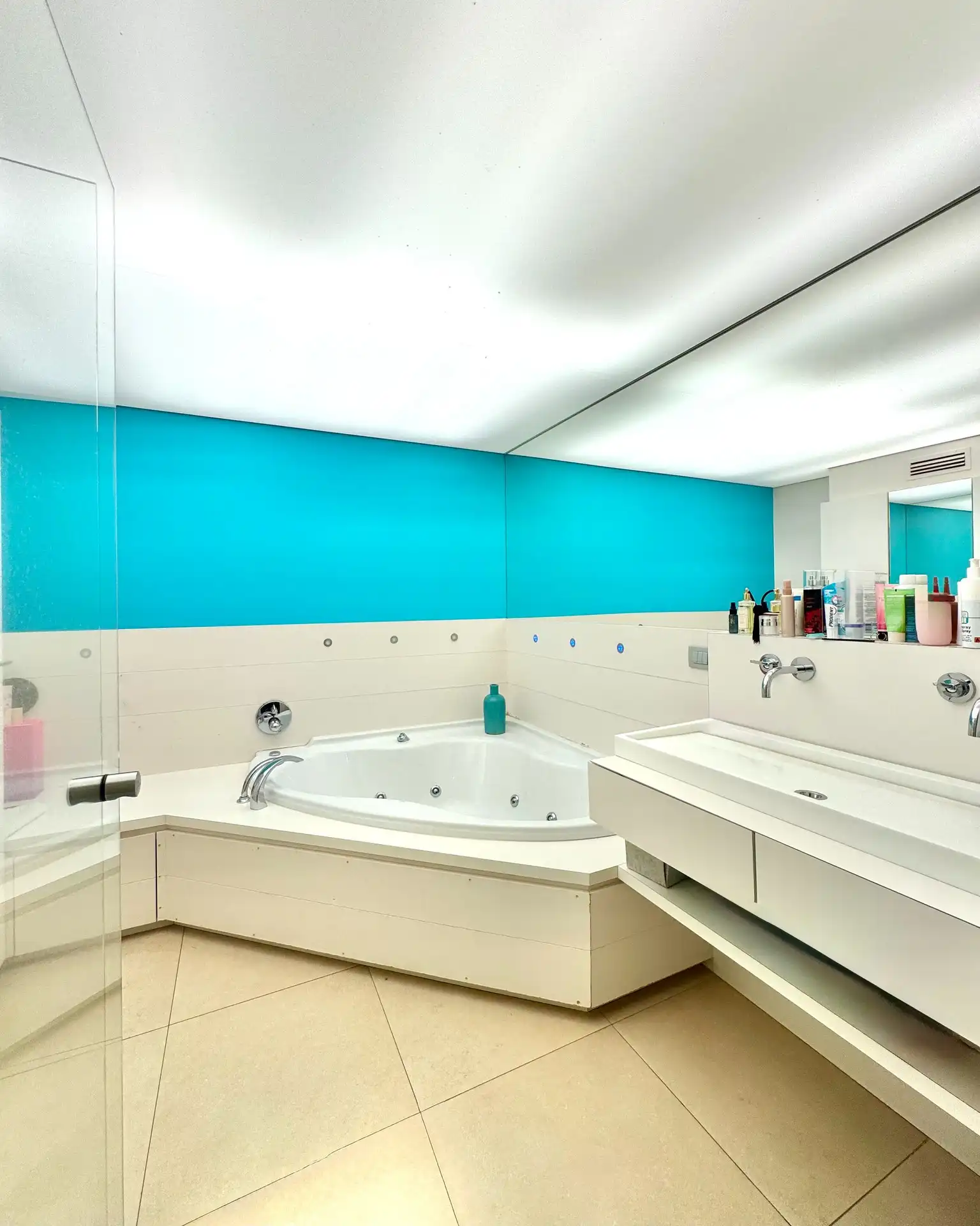 RUIME TIJDLOZE VILLA MET ZWEMBAD foto 39