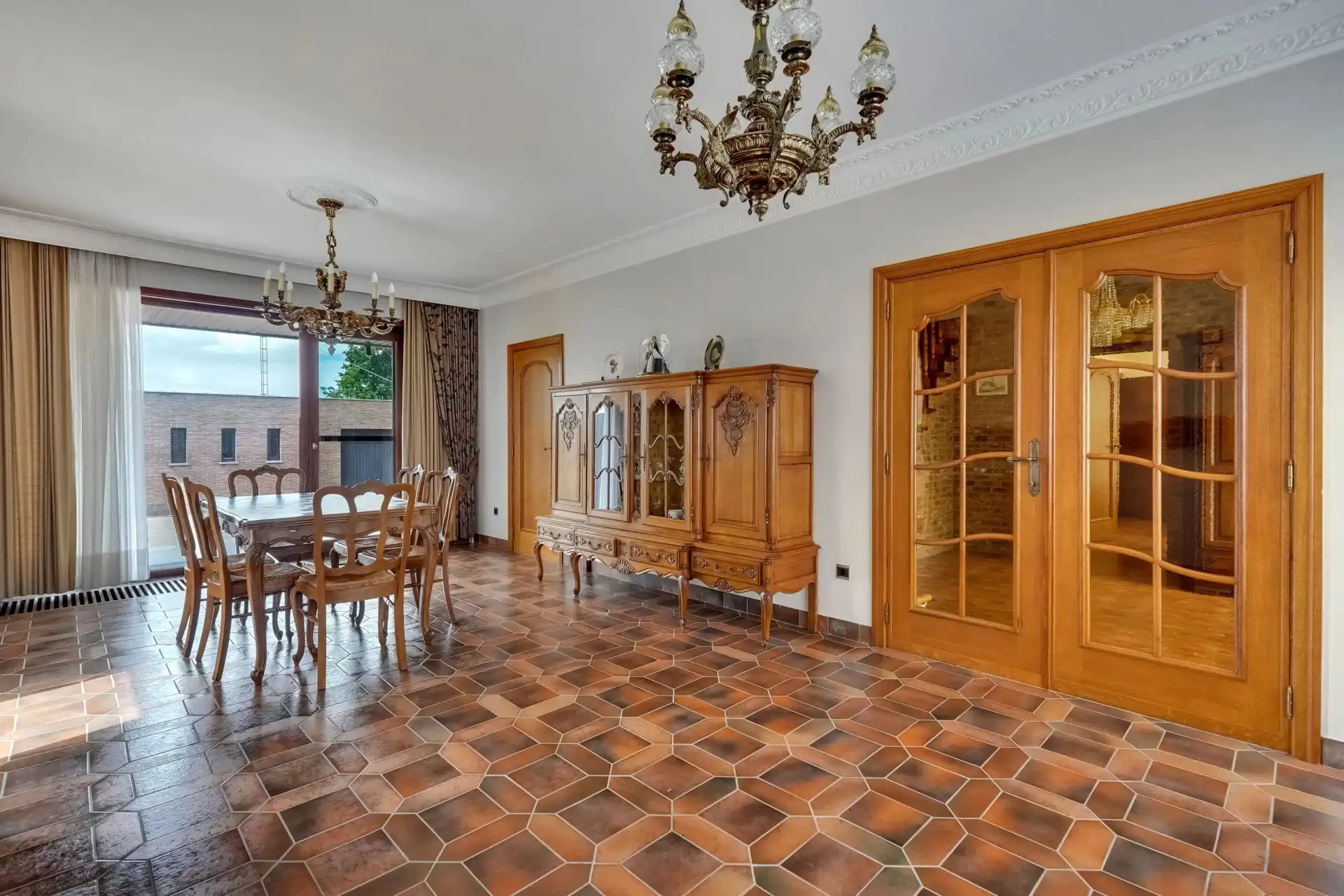 Vrijstaande woning met 4 slaapkamers en magazijn foto 5