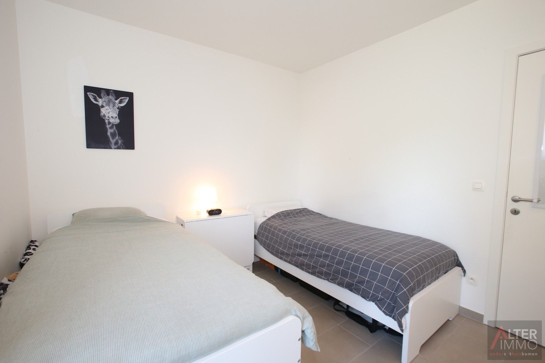 Instapklaar, centraal gelegen 2-slaapkamer appartement met terras en ondergrondse parking! foto 15